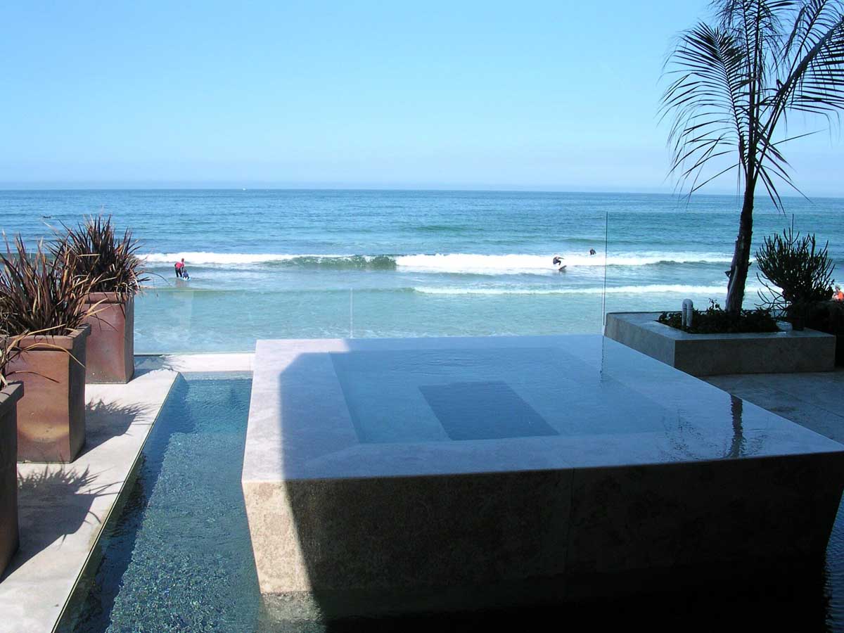 Oceanfront infinity spa with ocean view